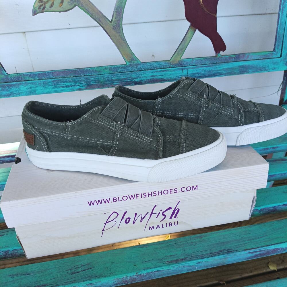 New in Box Green blowfish sneakers sz 6.5